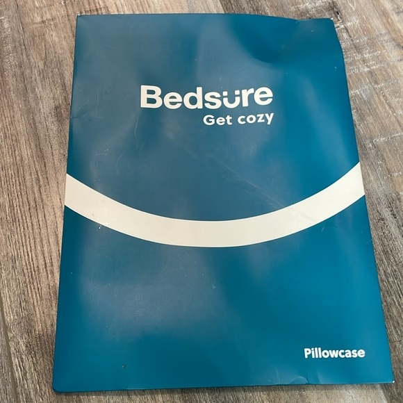 Bedsure Pink & White Satin pillowcase set open package - Picture 5 of 6